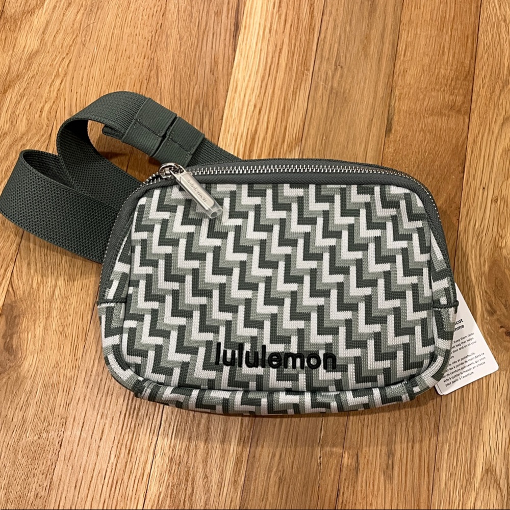 lululemon athletica everywhere belt bag l monogram knit